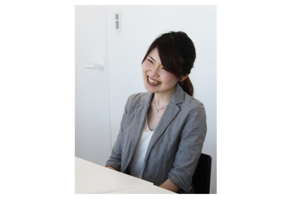 「どんなに細かい案件でも業務フローや マニュアルまで落とし込んでいます。 それが他社にはない当社のつよみかも しれませんね」と弊社・安江